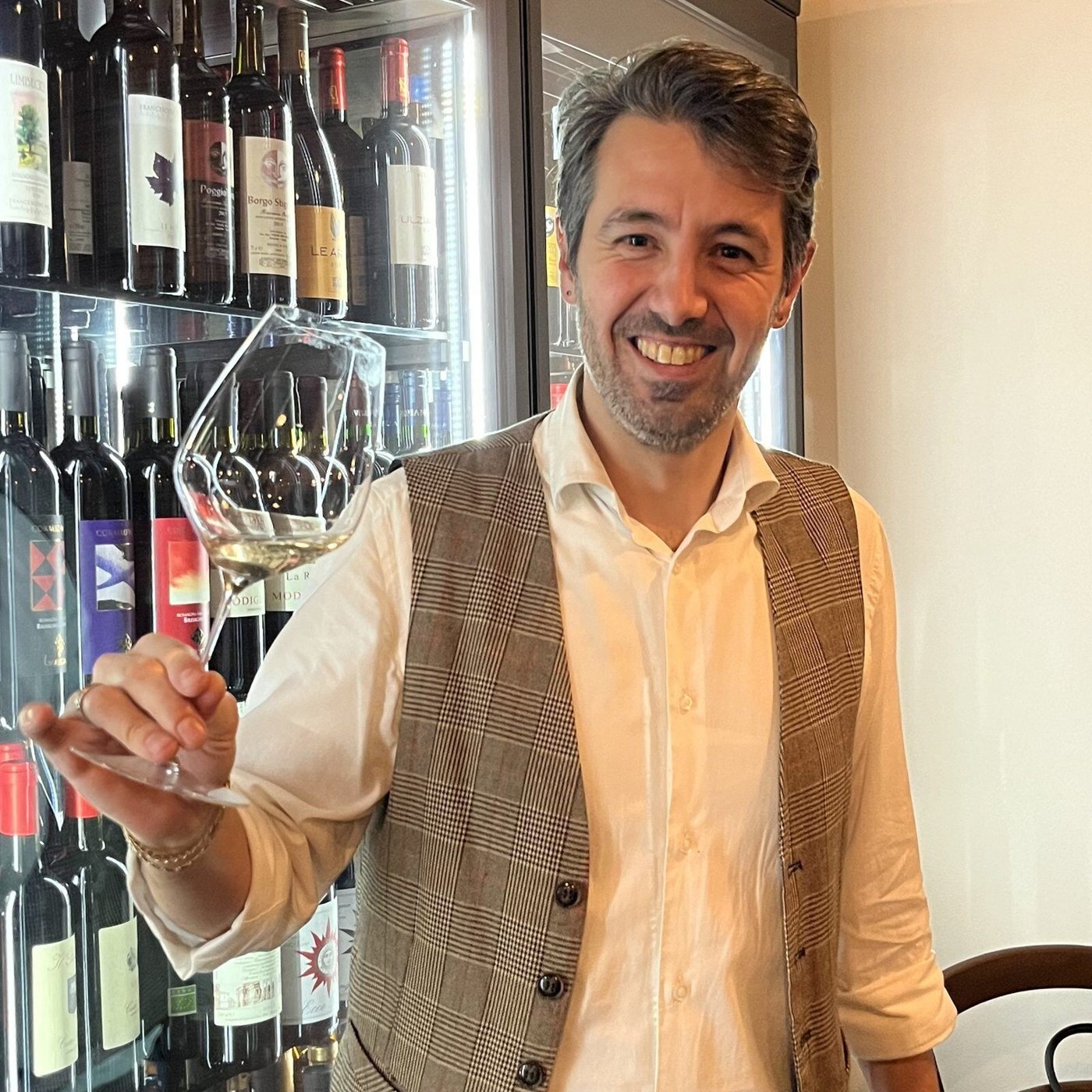 Andrea Rondinelli nella cantina dell’Osteria dalla Zabariona
